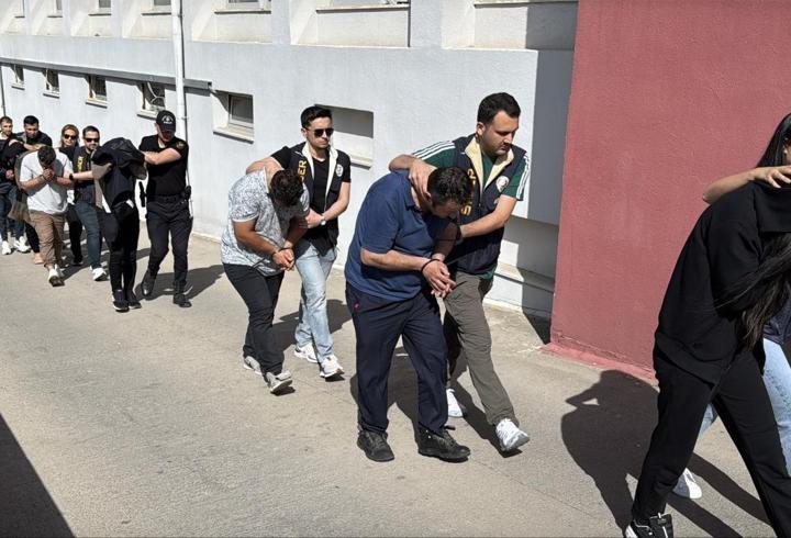 Adana'da uyuşturucu suçlarından aranan 15 kişi yakalandı