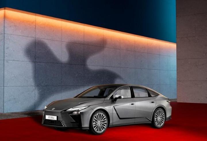 Yeni Lexus ES Sedan Venedik'te tanıtılacak