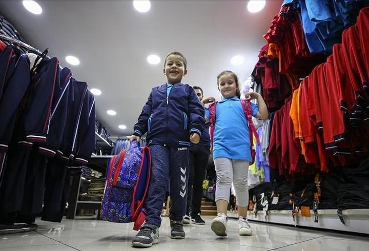 Okul kıyafeti alışverişi yeni dönemle canlandı