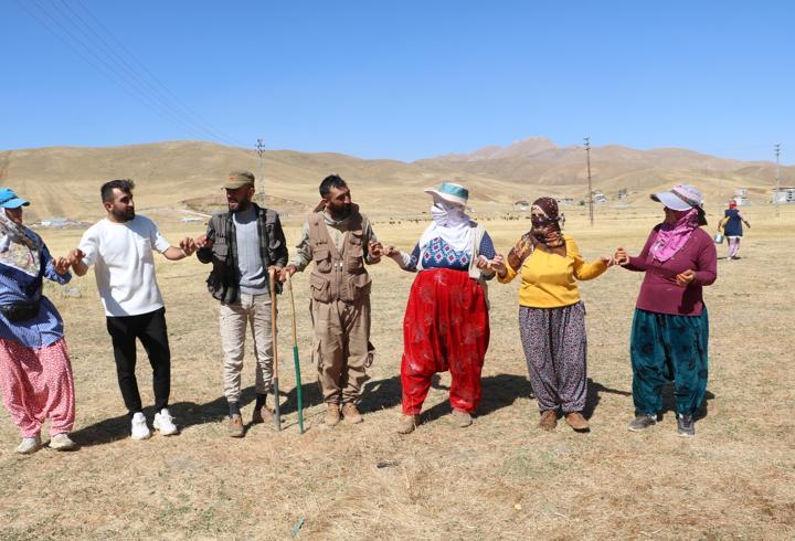 Yüksekova'da 'berivanların' yayla halayı