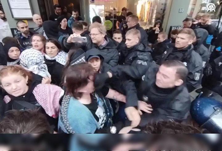 Alman polisinden göstericiye yumruk!