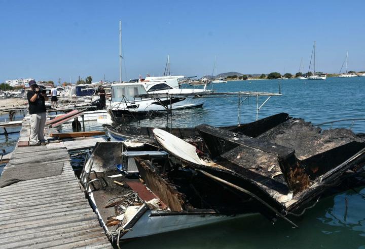 Urla'da alevlere teslim olan 5 tekneden 2'si battı