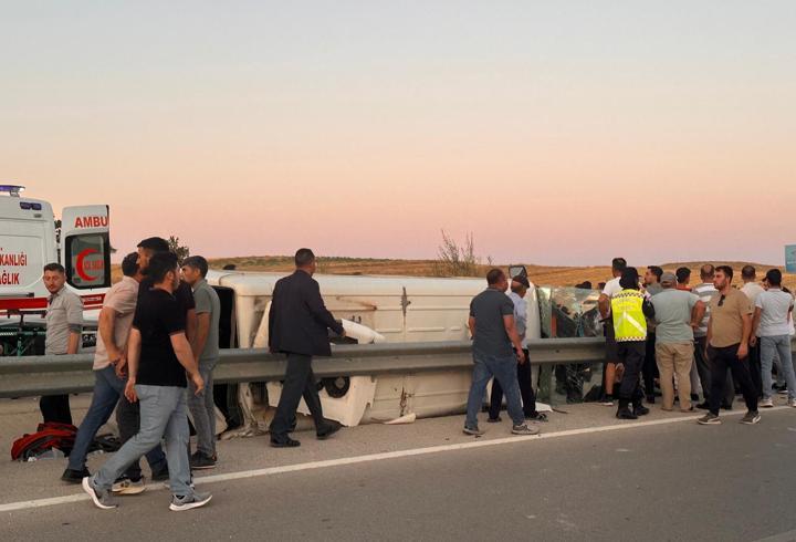 Afyonkarahisar’da otomobil ile minibüs çarpıştı: 10 yaralı