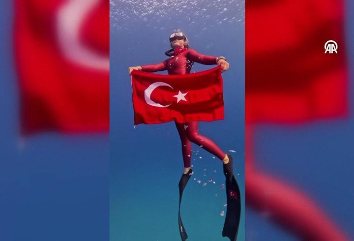 Şahika Ercümen’den 30 Ağustos’a özel dalış