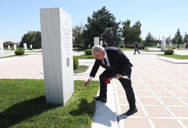 Bakan Güler, Devlet Mezarlığı'nı ziyaret etti