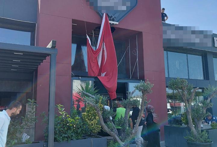 Bayrak asmak için çıktığı yerden düşüp, yaralandı