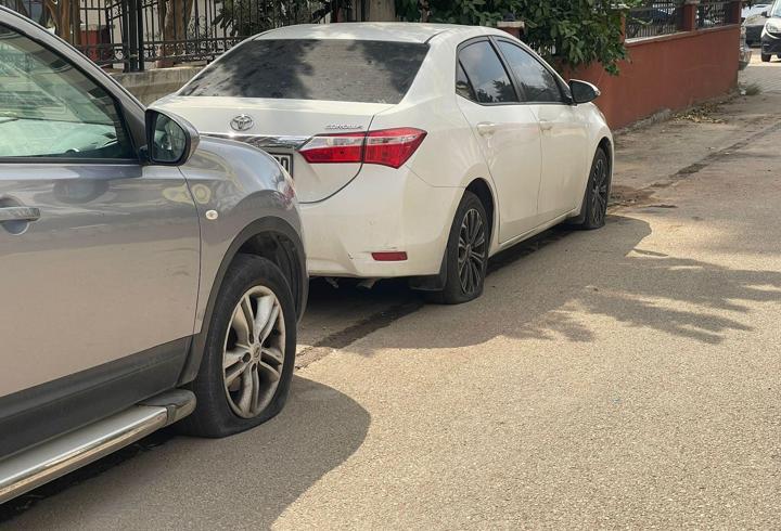 Adana’da park halindeki araçların lastiklerini patlattılar