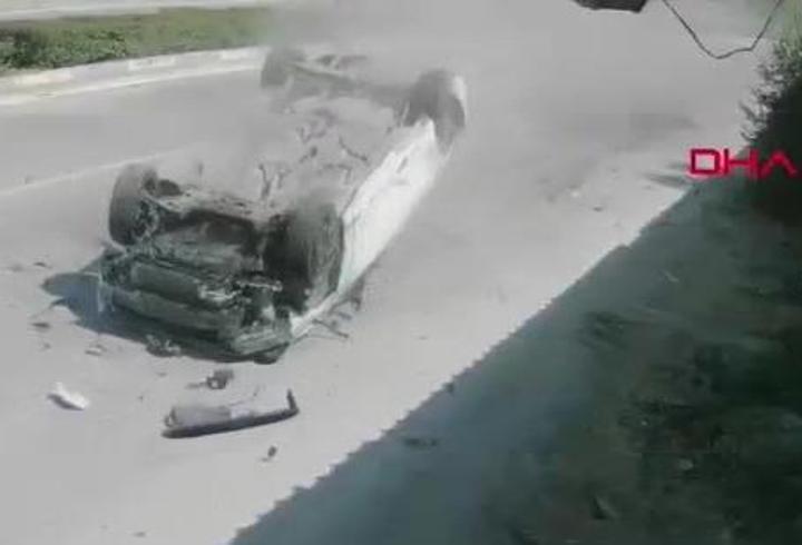 Feci kaza anı kamerada! Refüje çarpan otomobil taklalar attı...