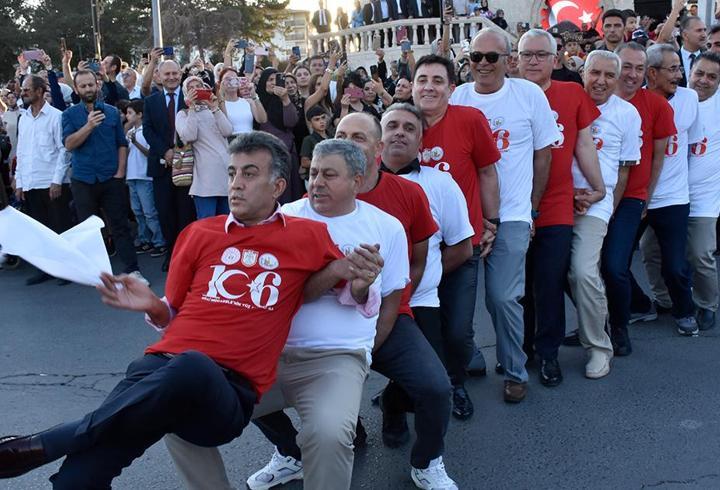 Sivas'ta 1058 kişilik meydan halayı