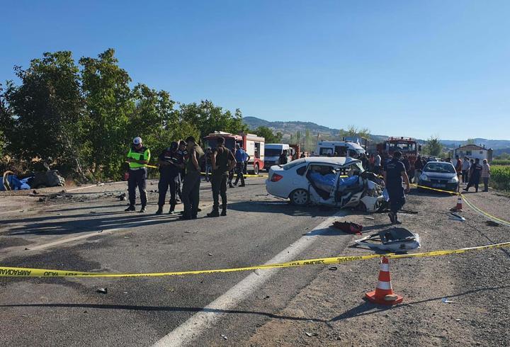 İki otomobil kafa kafaya çarpıştı; 3 ölü, 2 yaralı