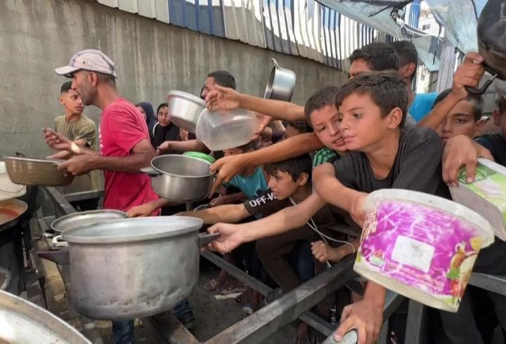Gazze’de Açlık Alarmı: Saatlerce kuyruk, boş tencereler...