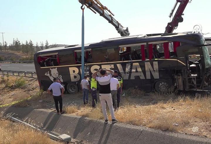 Son Dakika Haberi... Şanlıurfa'da yolcu otobüsü devrildi: Yaralılar var