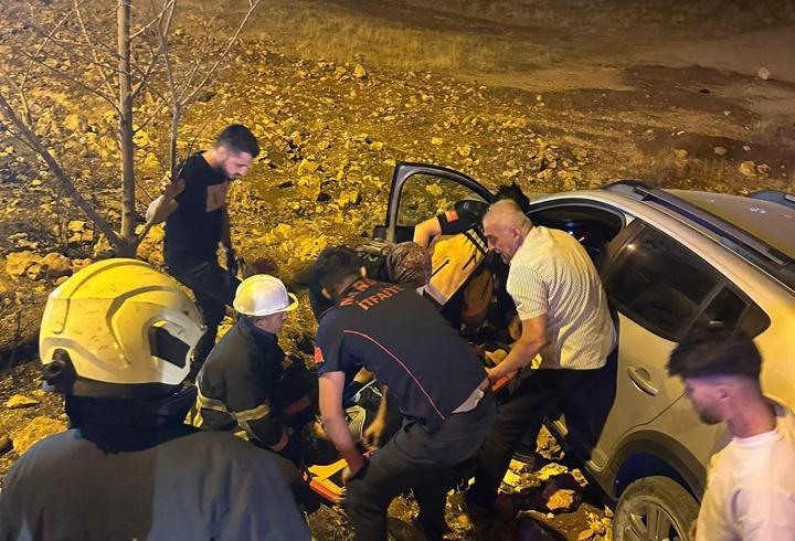 Mardin'de tarlaya devrilen otomobilin sürücüsü yaralandı