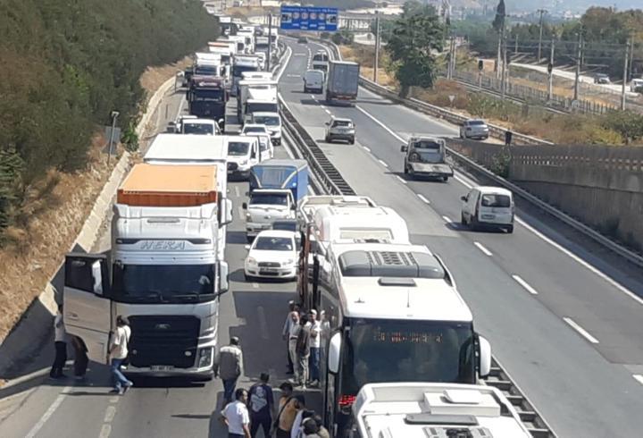 SON DAKİKA... Kocaeli'nde TIR devrildi: Yol ulaşıma kapandı