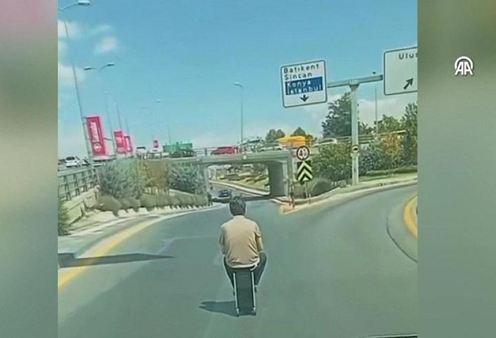 Bu da oldu! Elektrikli valizle trafikte