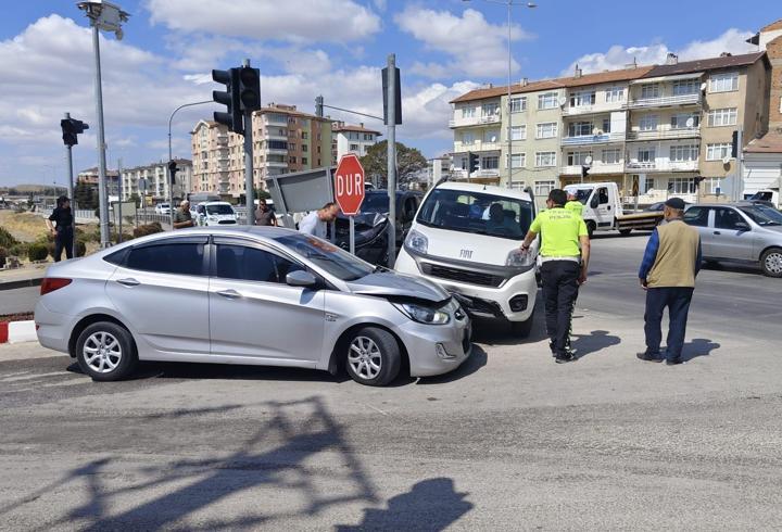 Çorum'da 3 aracın karıştığı kazada 2 kişi yaralandı