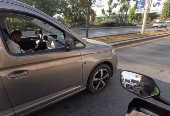 Sol şerit durunca ortaya çıktı: Trafikte uyuyakaldı!