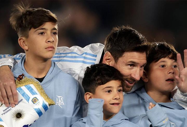 Lionel Messi, ülkesindeki son maçında 2 gol atarak duygusallaştı