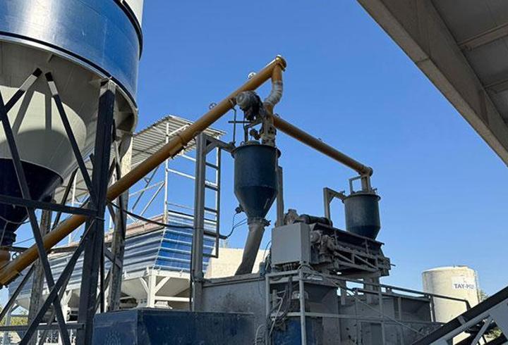 Beton karıştırıcısına düşüp, hayatını kaybetti