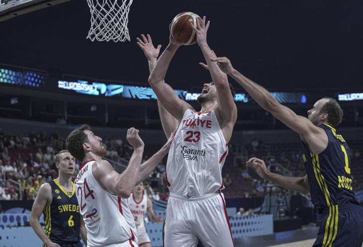 12 Dev Adam, EuroBasket 2025'te çeyrek finale yükseldi! İsveç'i devirdik...