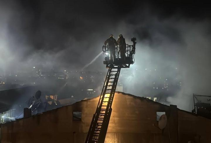 Gaziosmanpaşa’da korkutan yangın! Çatı katı kül oldu