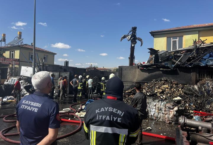 Kayseri’de hurdacıda çıkan yangın söndürüldü