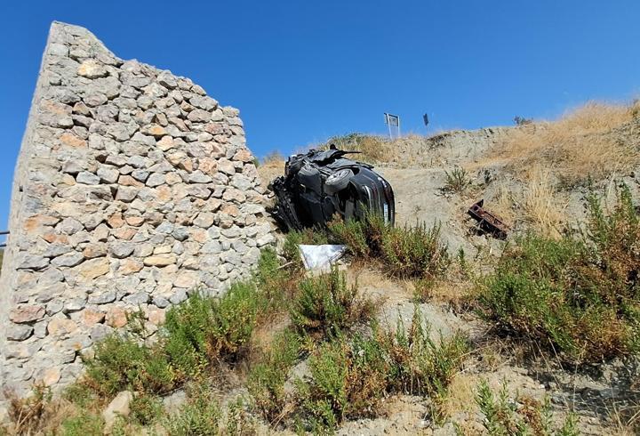 Manavgat'ta otomobil şarampole devrildi; 1 ölü, 1 yaralı