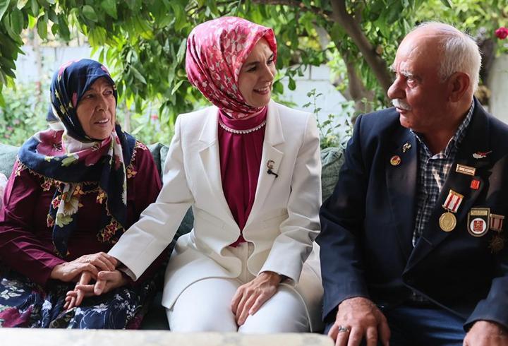 Bakan Göktaş'tan 48 yıllık evli çifte ziyaret