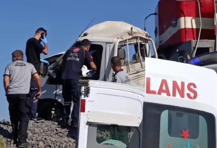 Elazığ'da tren kamyonete çarptı: 1 yaralı