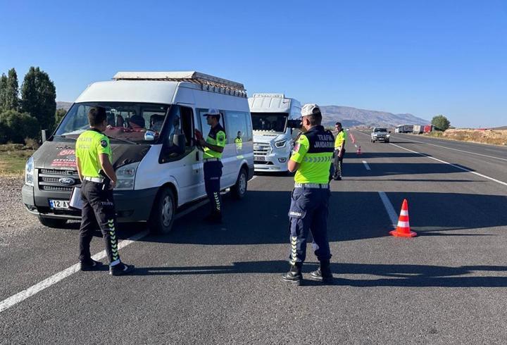 Karlıova’da servis araçları denetlendi