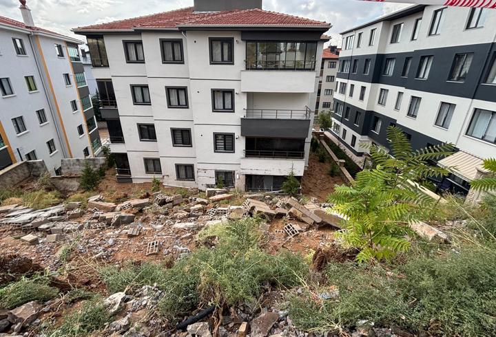 Ankara'da sağanak; yollar göle döndü, istinat duvarı yıkıldı
