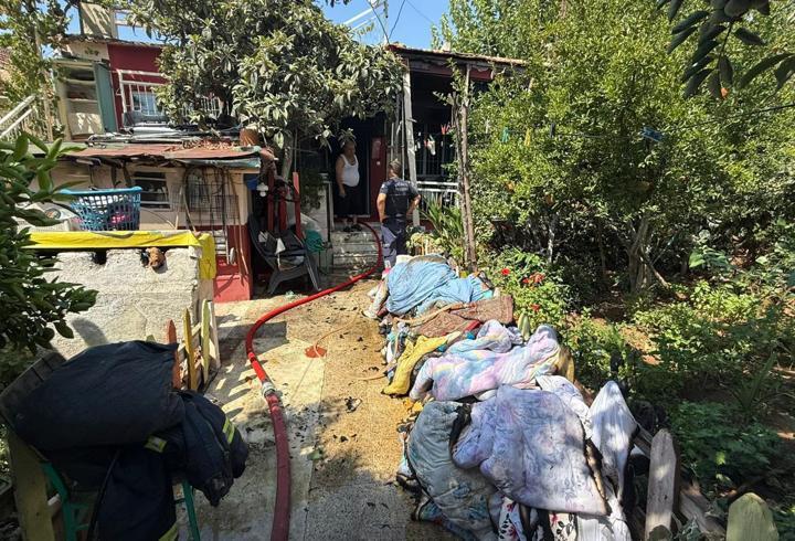 Çöp yakıldığını sandı, evinin yandığını görünce panikle itfaiyeyi aradı