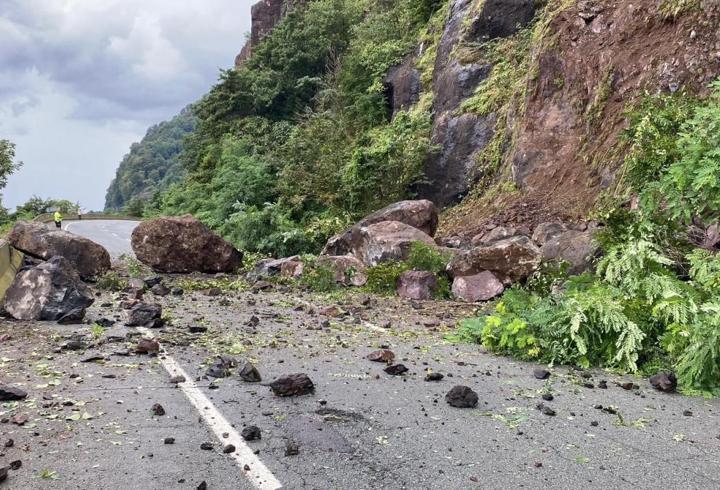 Artvin'de heyelan: Sahil yolu ulaşıma kapandı