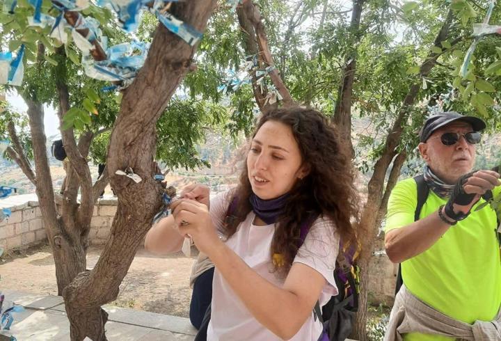 Ağaçlara bağlanan poşet ve bez parçalarını topladılar