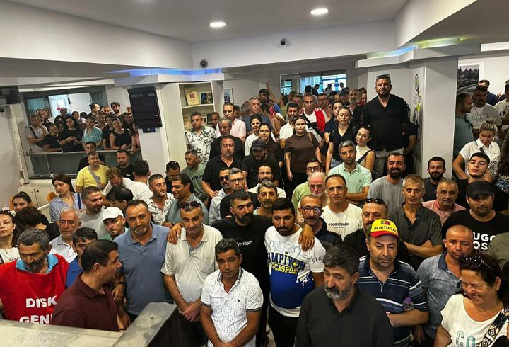 Buca Belediyesi'nde maaş alamayan işçiler belediye binasını 'işgal' etti