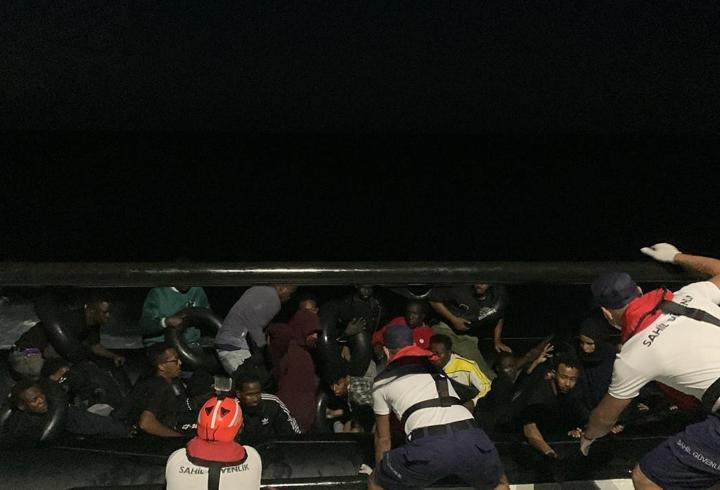 İzmir açıklarında 75 düzensiz göçmen yakalandı
