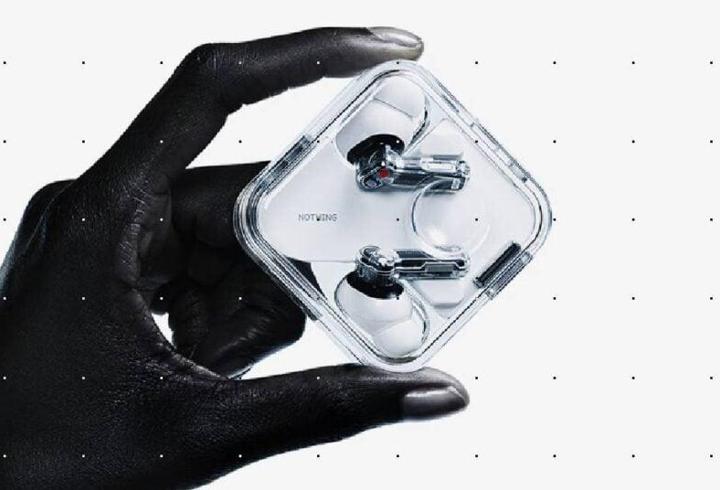 Ear (3) merak uyandırdı