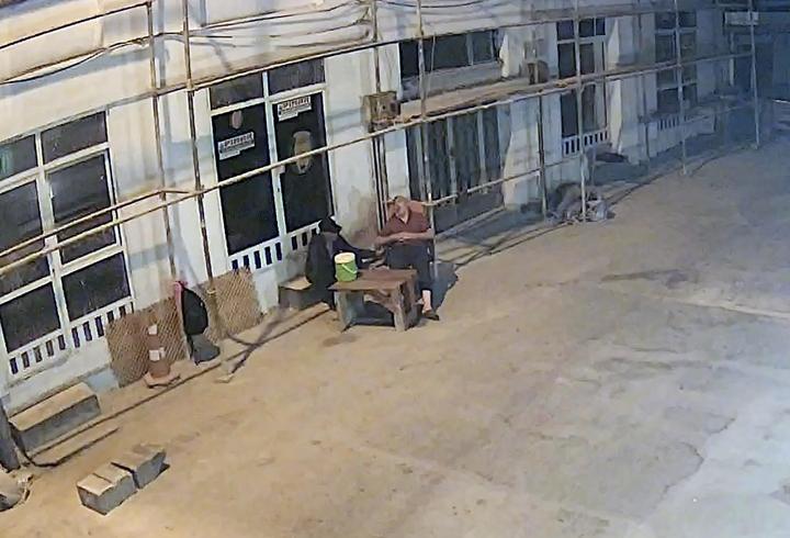 Sandalyede uyuyakalan bekçinin cep telefonunu çaldı