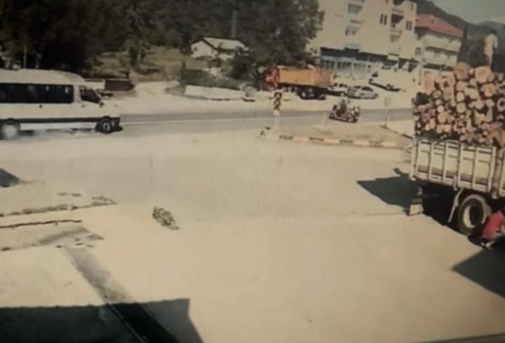 Servis minibüsünün elektrikli bisiklete çarptığı kaza kamerada
