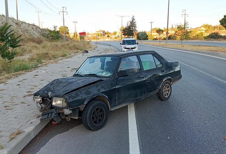 Kaza yaptığı otomobili bırakıp kaçtı
