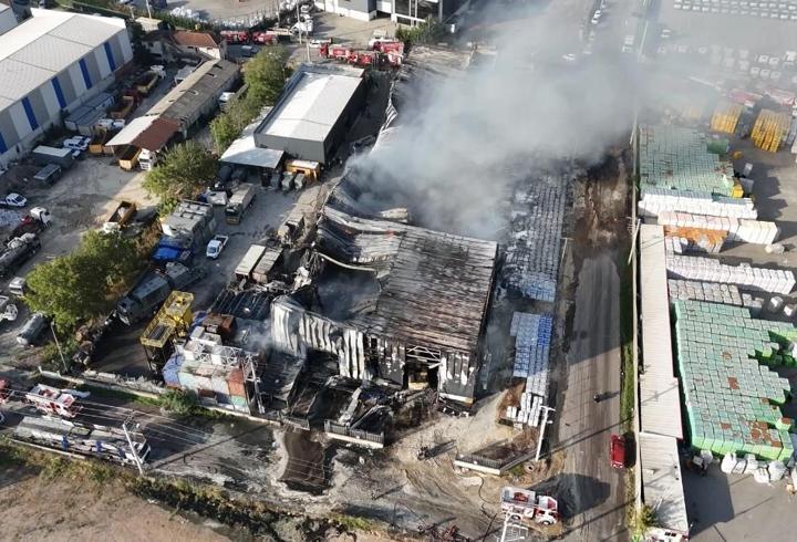 Kocaeli'de lojistik deposunda yangın (4)