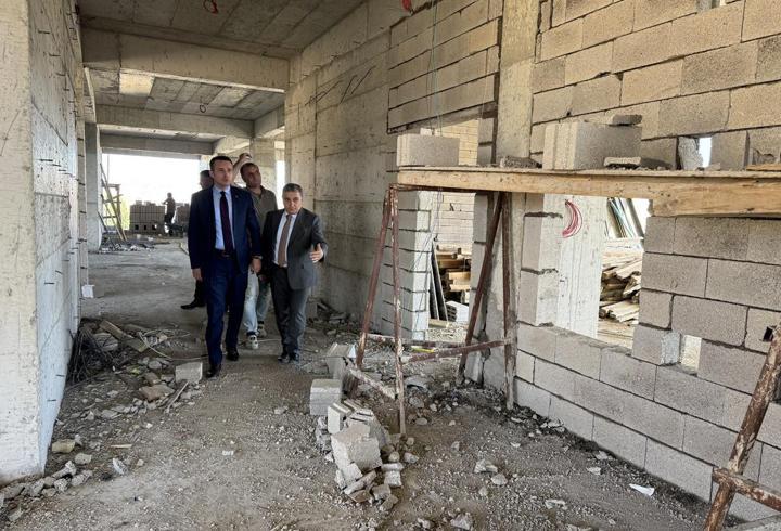 Çaldıran Kaymakamı Bakan, okul inşaatını inceledi