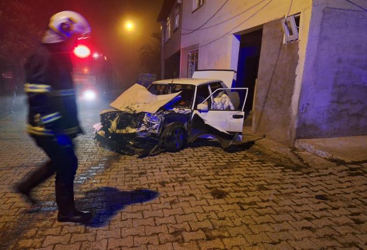 Otomobil, römorka çarptı; 1 ölü, 1 yaralı