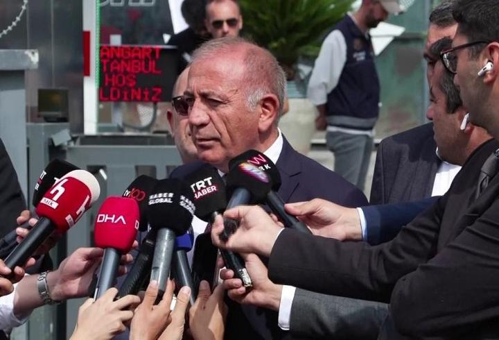 Gürsel Tekin, CHP'nin Sarıyer'deki eski il binasında konuştu