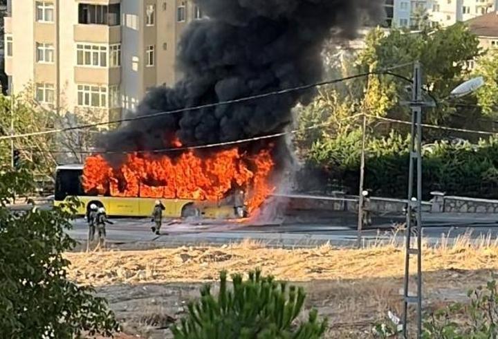Ümraniye'de İETT otobüsü seyir halindeyken alev aldı