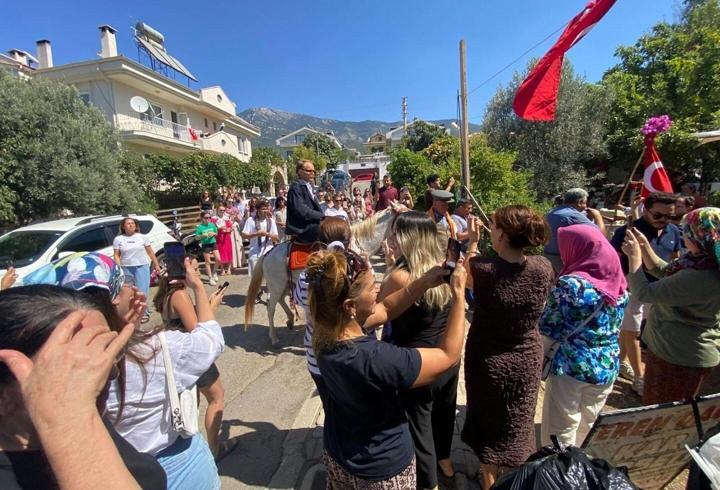 Alman damat Fethiye’de at üstünde gelin aldı