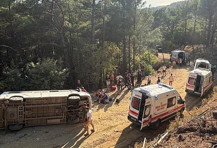 Edremit'te tur minibüsü devrildi: 11 yaralı