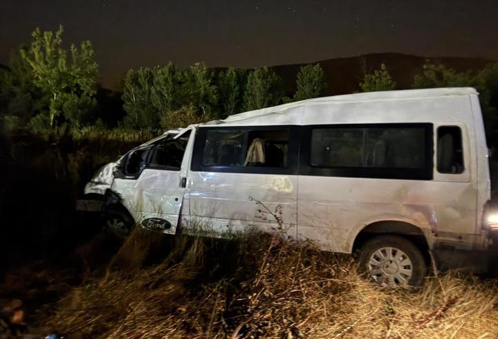 Sakarya'da yol kenarına devrilen minibüsün sürücüsü yaralandı