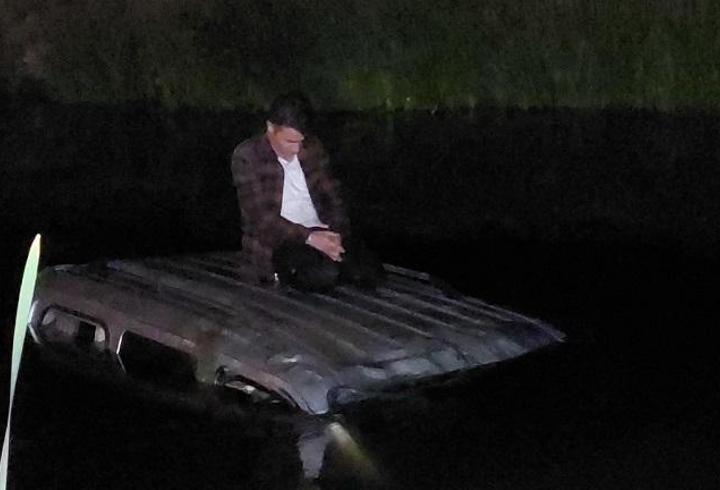 Virajı alamadı, nehre daldı: “Babamla kim uğraşacak?”
