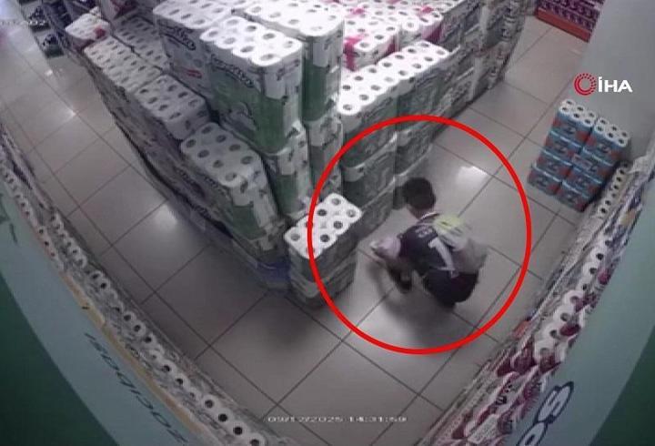 O anlar kamerada... 10 yaşındaki çocuk marketi ateşe verdi!